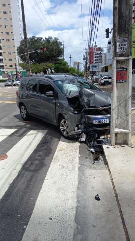 Motorista Passa Mal E Bate Carro Em Poste Em Cruzamento Do Centro De