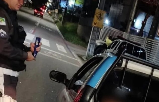 Motorista é preso por dirigir embriagado e 5 passageiros no