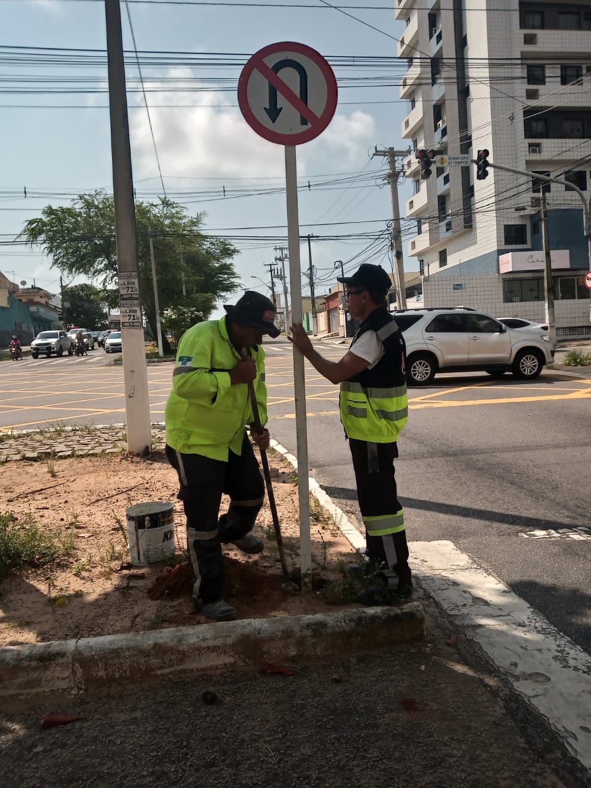 VÍDEO SÓ FALTAVA ESSA Homem é flagrado furtando placa de trânsito na