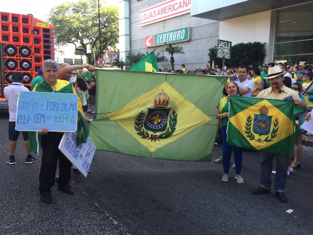 FOTOS Manifestantes já se concentram no cruzamento das avenidas