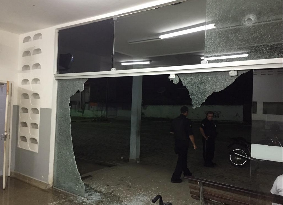 FOTOS Bandidos tentam invadir Hospital de São José e são recebidos à