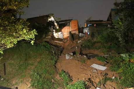 Barraco foi atingido por deslizamento de terra durante a chuva Foto: Edison Temoteo / Futura Press