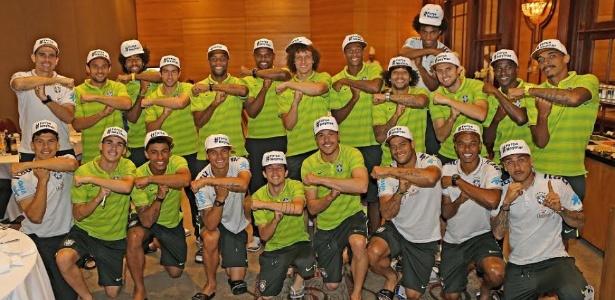 Os jogadores do Brasil fizeram o gesto "é tóis" para homenagear Neymar antes do jogo contra a Alemanha