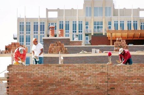 CHICAGO - APRIL 18:  Bricklayers build a wall for luxury home under construction near downtown April 18, 2006 in Chicago, Illinois. New home construction dropped nearly 8 percent in March, the fourth decline in the past six months.  (Photo by Scott Olson/Getty Images)