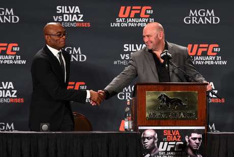 Anderson é cumprimentado por Dana White, o chefão do UFC Foto: Jeff Bottari/Zuffa LLC / Getty Images