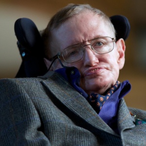 12mai2015---o-fisico-britanico-stephen-hawking-vai-se-juntar-a-kanye-west-foo-fighters-e-pharrell-williams-no-line-up-de-atracoes-do-festival-de-glastonbury-deste-ano-o-evento-e-um-dos-mais-concorridos-143146