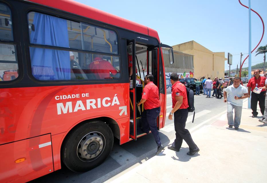 ARCO13 - MARICÁ - 20/01/2015 - TARIFA ZERO/MARICÁ - ESPECIAL DOMINICAL PARA CIDADES OE - Completou um mês a operação do sistema de ônibus tarifa zero no município de Maricá, que fica a 50 km do Rio. Maricá é a terceira cidade a adotar a tarifa zero no transporte público no Estado, além de Porto Real e Silva Jardim, mas a primeira com mais de 100 mil habitantes. De acordo com a prefeitura, que criou uma Empresa Pública de Transportes para administrar a frota, o sistema funciona 24 horas por dia, inclusive nos fins de semana, com intervalos de uma hora na madrugada. Foto: MARCOS ARCOVERDE/ESTADÃO