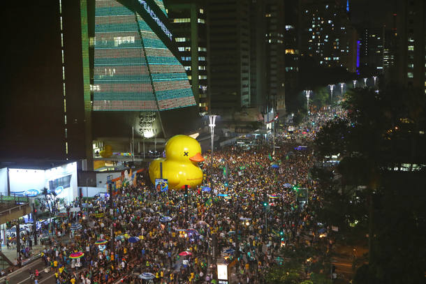 DNT_0722.JPG DNT SAO PAULO SP 17/03/2016 POLITICA - PROTESTO AVENIDA PAULISTA/IMPEACHMENT Manifestantes fazem protesto em frente ao predio da FIESP na avenida Paulista contra a nomeação do ex-presidente Lula para Ministro da Casa Civil e pedem o Impeachment da presidente Dilma Rousseff. FOTO DANIEL TEIXEIRA / ESTADAO