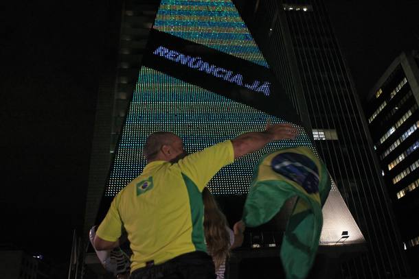 ARBX9486_2.jpg ARBX - 16/03/2016 - Sao Paulo - Política / Manifestação Lula - Manifestação na Av. Paulista contra a posse do ex- presidente Lula no Ministério da Casa Civil. Luminoso do predio da FIESP pede a renuncia da presidente Dilma Foto: Rafael Arbex / Estadao