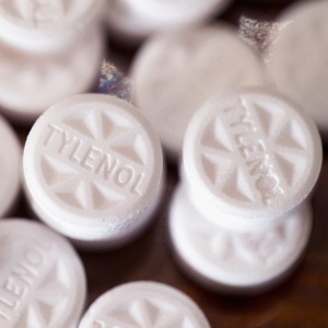 14abr2015---comprimidos-de-tylenol-e-de-outros-medicamentos-contra-dor-contem-acetaminofeno-que-segundo-pesquisa-divulgada-nesta-terca-feira-14-pode-amortecer-as-emocoes-de-prazer-pesquisas-1429039696831_300x