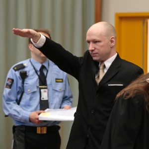 15mar2016---anders-behring-breivik-faz-saudacao-nazista-ao-entrar-em-tribunal-em-skien-na-noruega-1458038601657_300x300