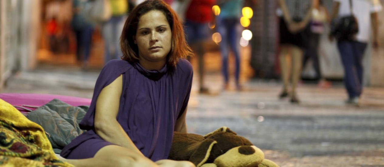
Drama. Viciada em tíner, Jéssica vive em rua do Centro: entre os pertences, fotos da filha, roupas e bicho de pelúcia ‘Pet’
Foto: Gustavo Stephan / Agência O Globo