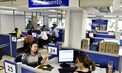 18/06/2015. Crédito: Breno Fortes/CB/D.A Press. Brasil. Brasília - DF. Suzana de Souza Jorge, 54 anos, sendo atendida no posto do Instituto Nacional de Seguridade Social - INSS da 502 Sul.