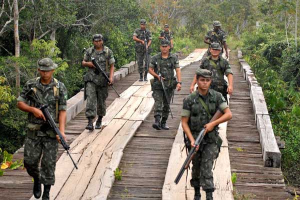 11/04/2008. Crédito: Breno Fortes/CB/D.A Press. Brasil. Tiriós - PA. Amazônia Oriental. Soldados do Exército do 1º Pelotão Especial de Fronteira do 2º Batalhão de Infantaria de Selva fazem patrulha na floresta amazônica próximo a fronteira com o Suriname.
