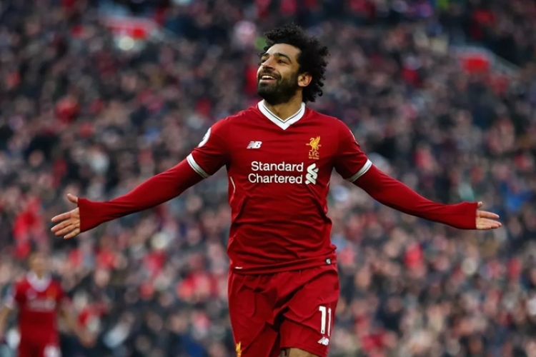 Salah recebe prêmio de melhor jogador da Inglaterra neste ano