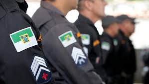 Resultado de imagem para Suspeito morre e PM fica ferido em tiroteio em MacaÃ­ba