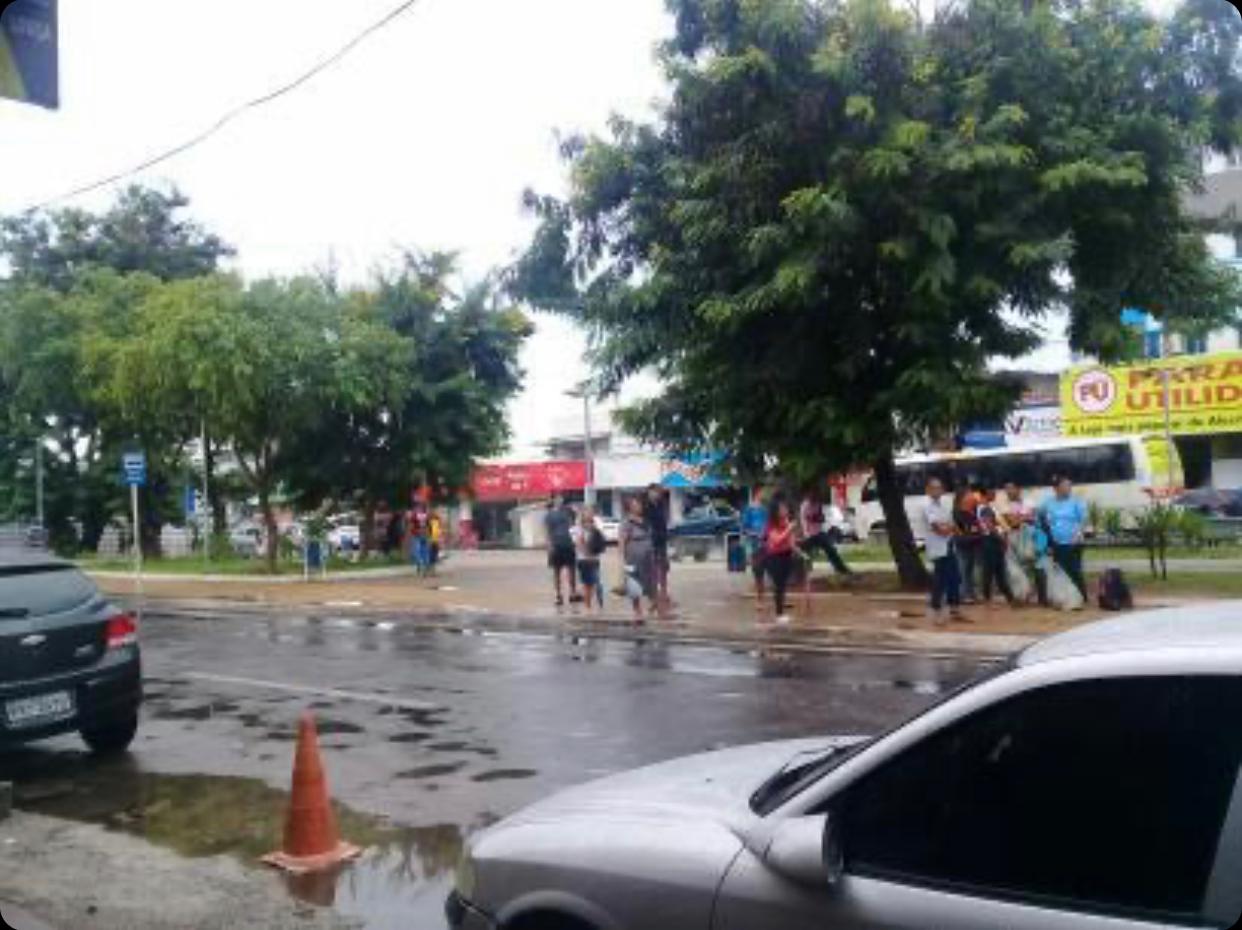 FOTO: Ponto de ônibus é retirado na Praça Gentil Ferreira em Natal e  usuários do transporte tomam banho de chuva - Blog do BG