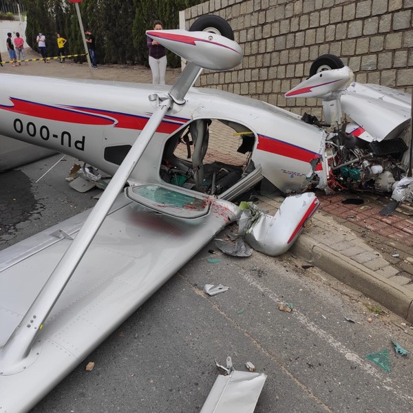 avi%C3%A3o VÍDEO: Avião monomotor cai em rua de cidade do interior de SC