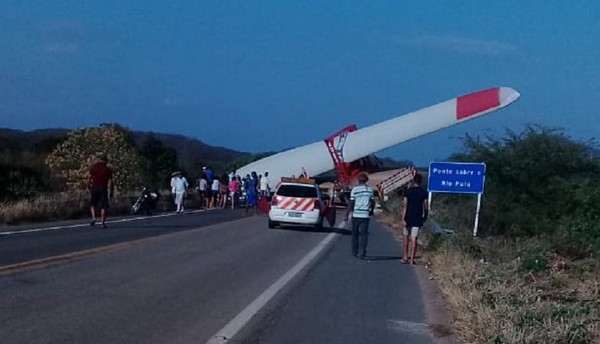 Pedra esmaga duas pessoas em estrada na Índia 