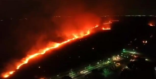 fogo FOTOS e VÍDEOS: Desmanche de carros provoca grande incêndio em mata no Vale do Ceará-Mirim