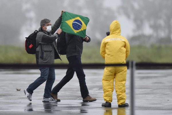 brasil Repatriação de brasileiros fica 400 vezes maior na pandemia: “Situação de guerra”