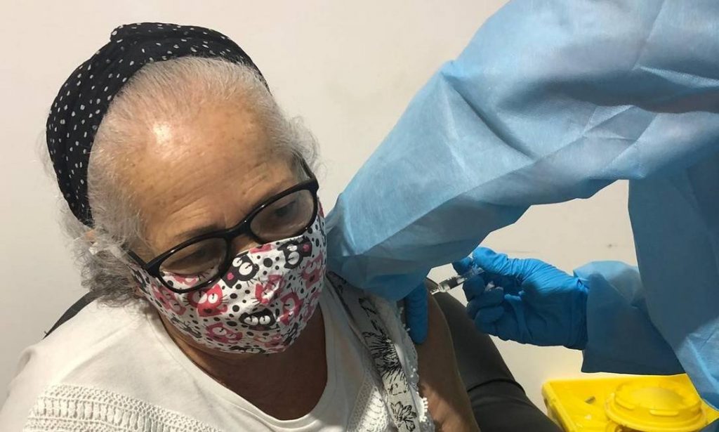 vacinada-2-1024x615 Turismo da Vacina: Brasileiros vão ao exterior e se imunizam contra Covid; Emirados Árabes e Singapura estão entre os destinos
