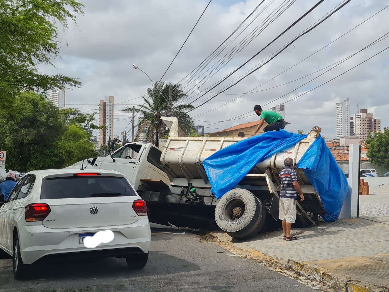IMG-20210204-WA0008 FOTOS: Parte de calçada cede e caminhão caçamba por pouco não tomba na rua São José, na Zona Sul de Natal