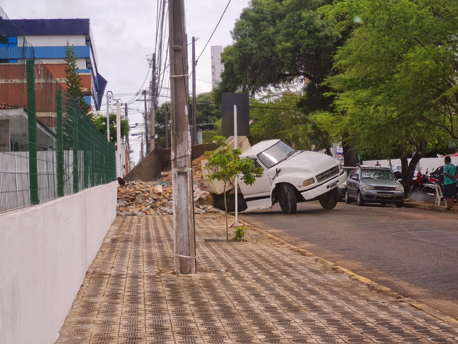 IMG-20210204-WA0009 FOTOS: Parte de calçada cede e caminhão caçamba por pouco não tomba na rua São José, na Zona Sul de Natal