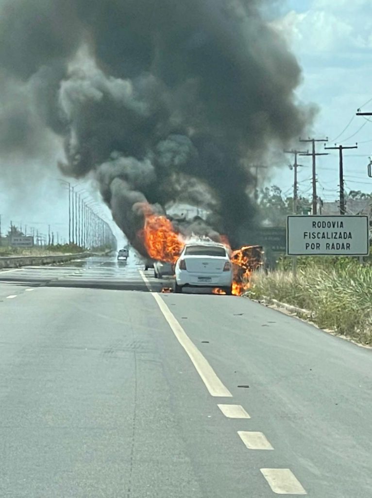 WhatsApp-Image-2021-02-06-at-14.06.41-766x1024 VÍDEO E FOTO: Carro pega fogo na BR-304, em Macaíba