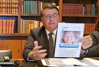 jair-bolsonaro Bolsonaro afirma que rasgaram cartão de vacina da mãe: ‘Tomou a de Oxford’