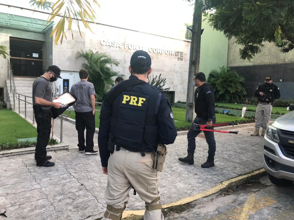 Uma empresa que ofereceu doses da vacina de Oxford/AstraZeneca a pelo menos 20 prefeituras de todo o Brasil foi alvo de uma operação nesta quinta-feira (22). A Polícia Civil do RJ afirma se tratar de um golpe.
