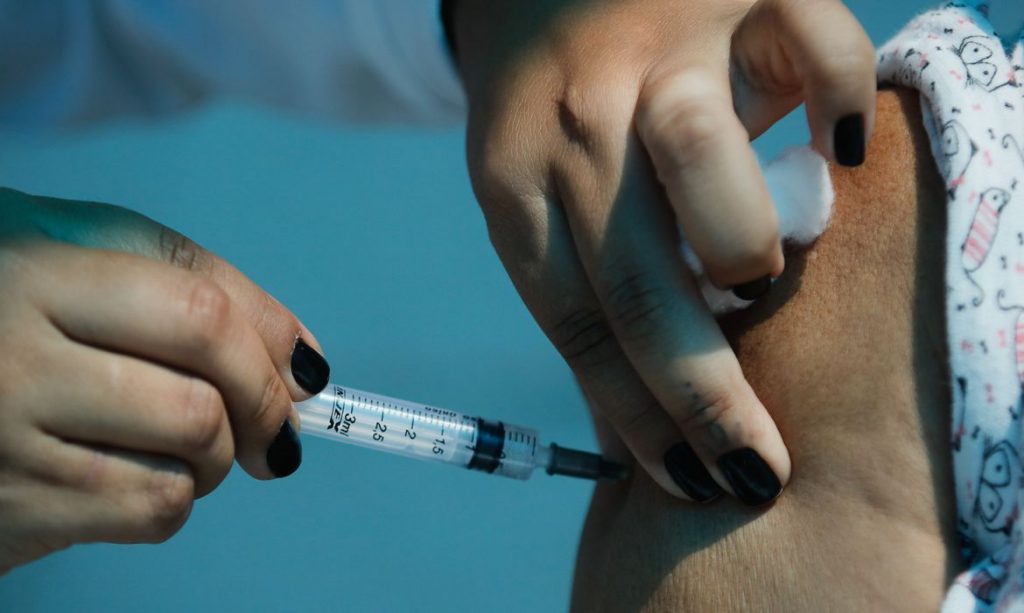 BRASILEIROS VACINAS, Brasil deve atingir um terço da população vacinada esta sexta