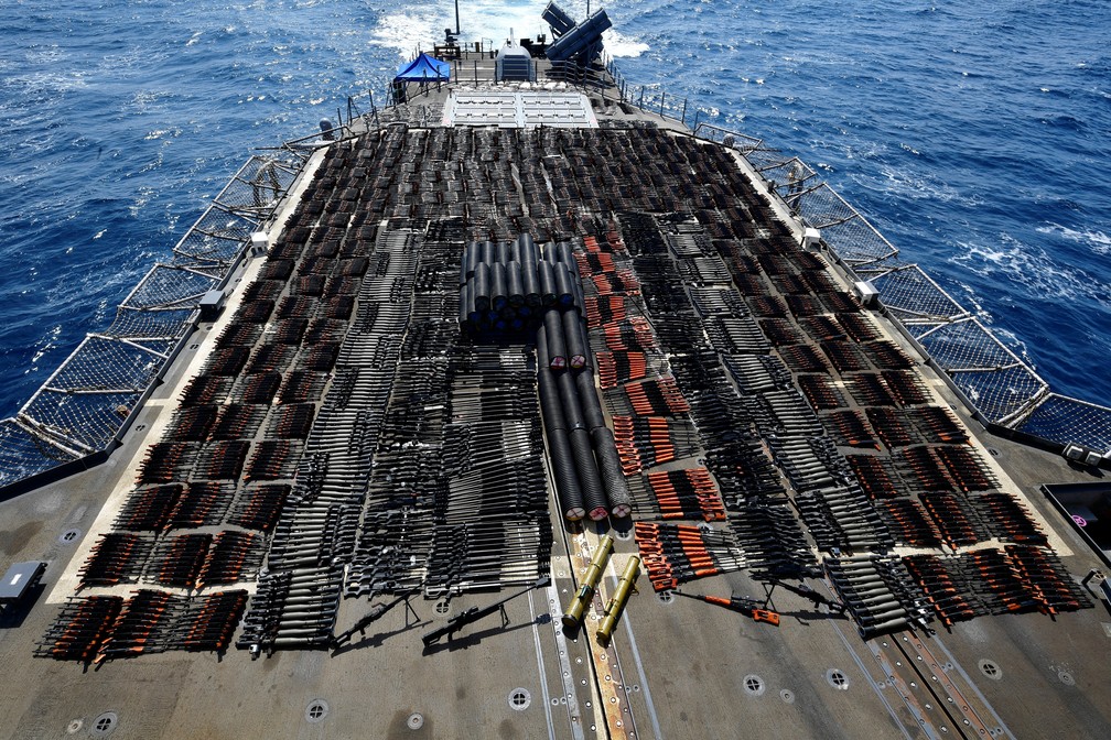 2021-05-08t000000z-126519959-rc2cbn9ligmh-rtrmadp-3-usa-navy-arabiansea Fotos: Marinha dos EUA faz apreensão gigantesca de mísseis e fuzis no Mar da Arábia