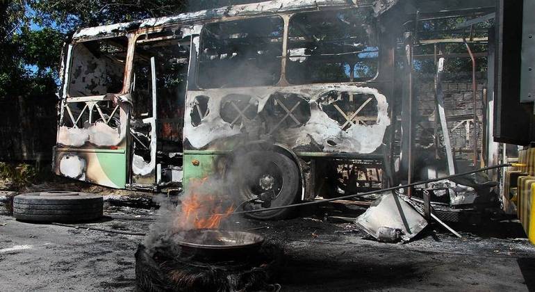 bus-2 Viaturas da polícia, ambulância e ônibus são incendiados em onda de ataques em Manaus; Ordem veio de dentro de presídio após morte de traficantes