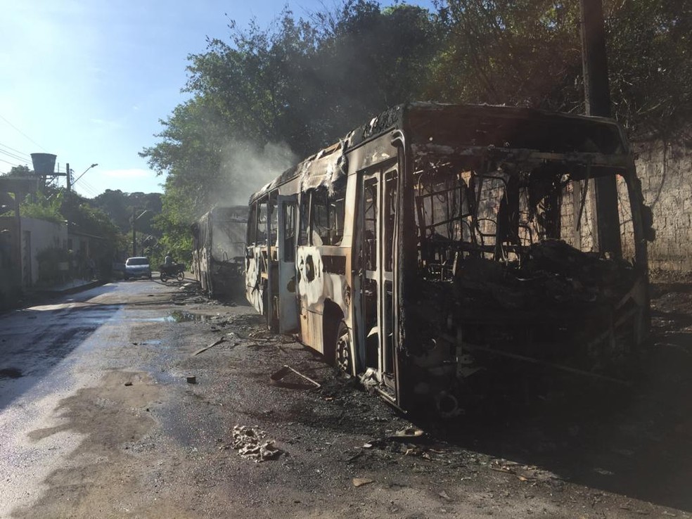 VANDALISMO EM MANAUS, Viaturas da polícia, ambulância e ônibus são incendiados em onda de ataques em Manaus; Ordem partiu de dentro de presídio após morte de traficantes