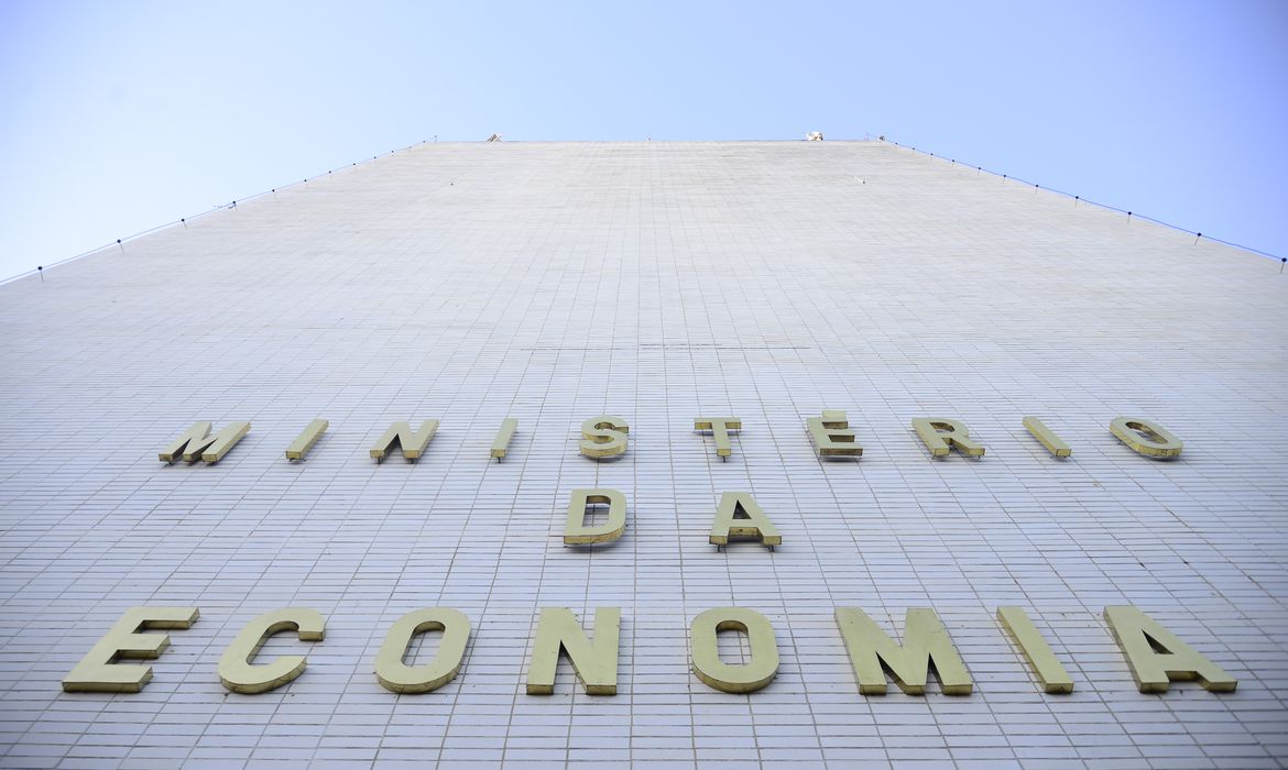 CRESCIMENTO ECONÔMICO NO BRASIL, Ministério eleva previsão de crescimento econômico de 3,5% para 5,3% em 2021