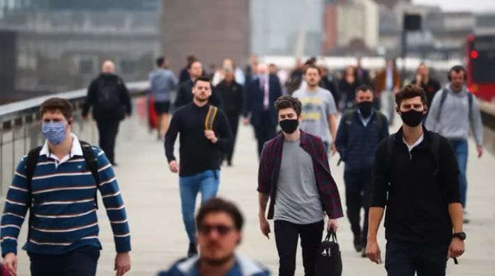 REINO UNIDO SUSPENDE USO DE MÁSCARA, Reino Unido retira obrigação de uso de máscaras e limite de pessoas em reuniões nesta segunda