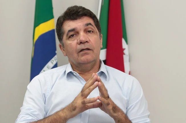 Prefeito de Criciúma diz não tolerar ‘viadagem’ e demite professor gay que exibiu clipe de Criolo
