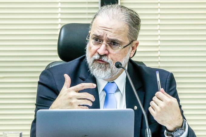 Aras diz que vai se manifestar ‘dentro do quadrado constitucional’ sobre Bolsonaro e o inquérito das fake news