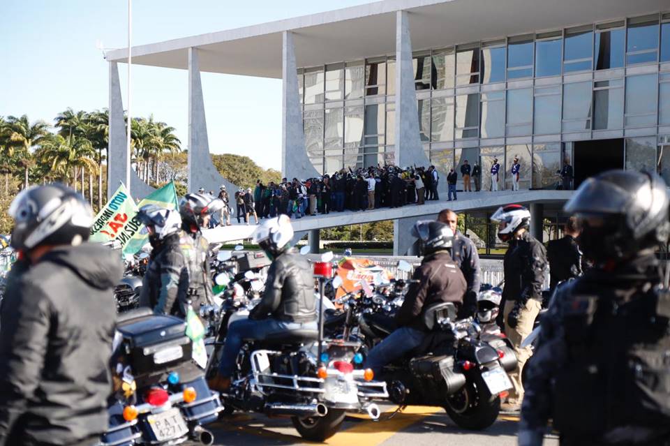 FOTOS: Bolsonaro participa de “motociata” em Brasília no Dia dos Pais