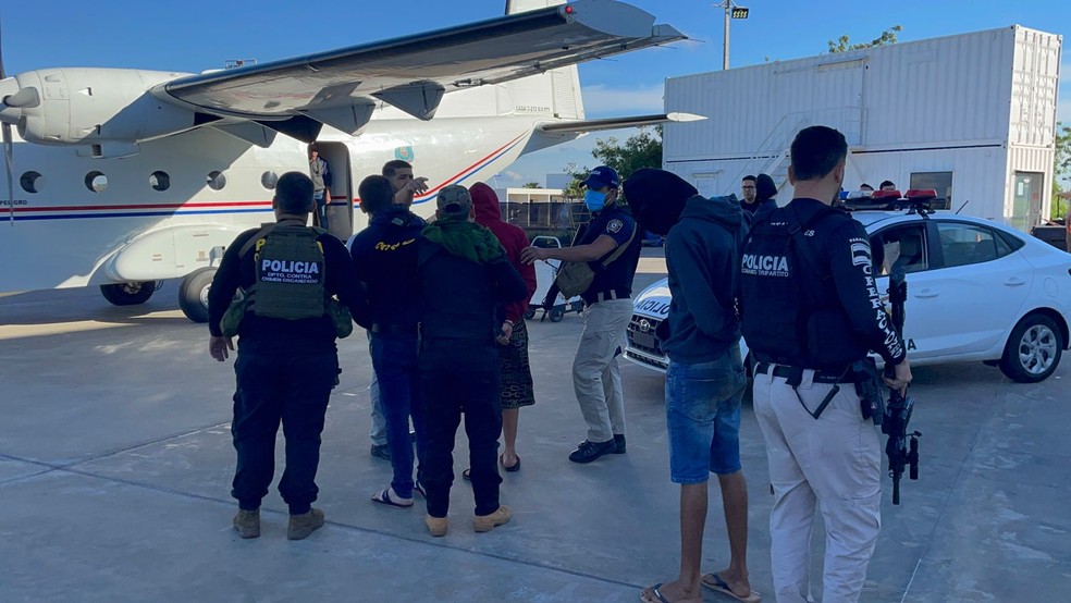 55 Cinco brasileiros presos com ‘arsenal de guerra’ são expulsos do Paraguai pela Ponte da Amizade