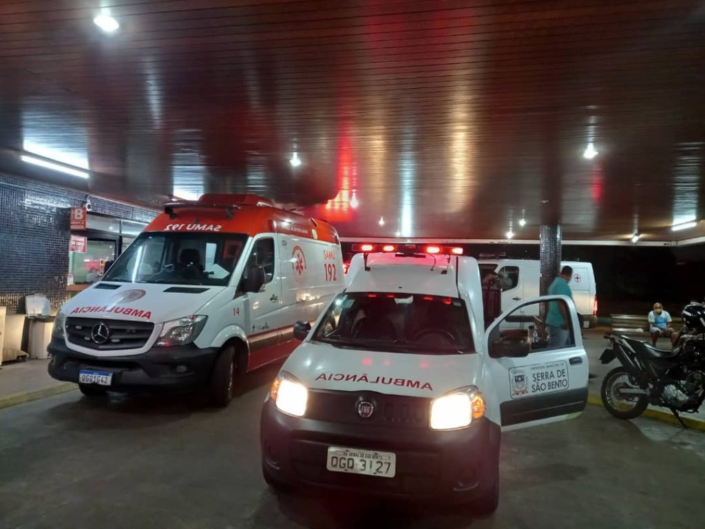amb3-1024x768 FOTOS: Engarrafamento de ambulâncias e corredores lotados no Hospital Walfredo Gurgel