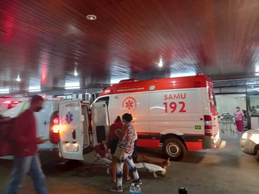 amb4-1024x768 FOTOS: Engarrafamento de ambulâncias e corredores lotados no Hospital Walfredo Gurgel