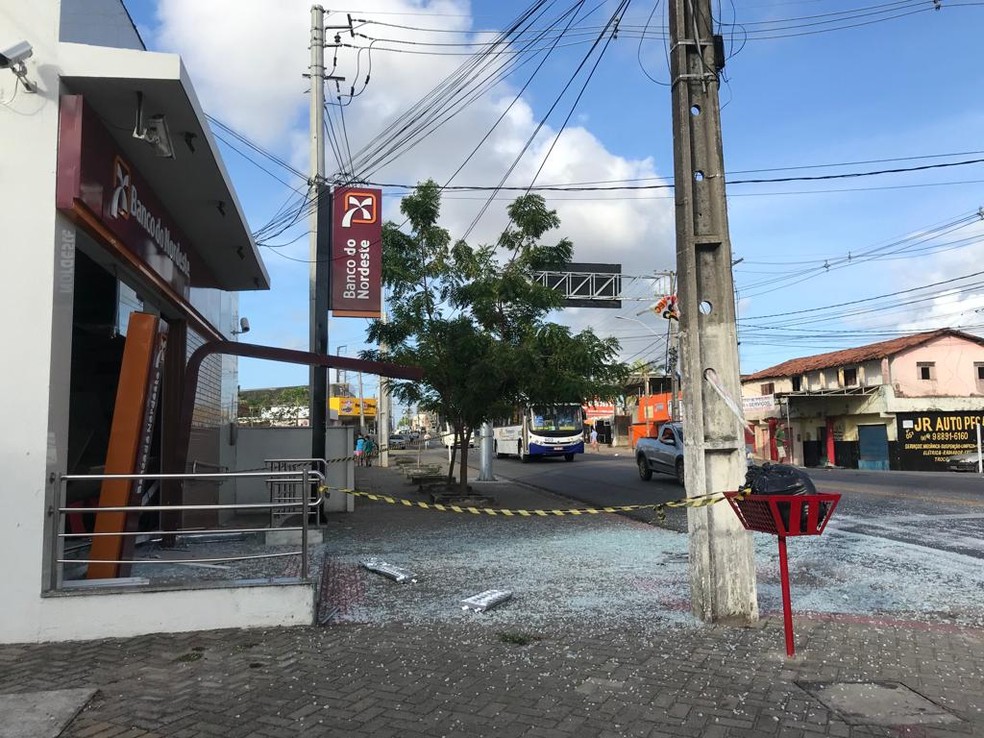 bn2 FOTOS: Bandidos explodem agência de banco durante a madrugada em São Gonçalo do Amarante