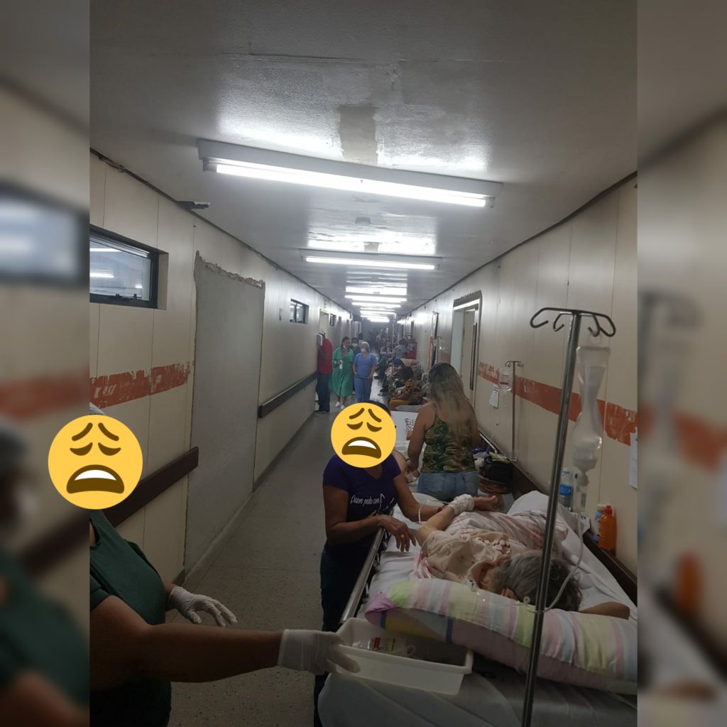corredor1-1024x1024 FOTOS: Engarrafamento de ambulâncias e corredores lotados no Hospital Walfredo Gurgel