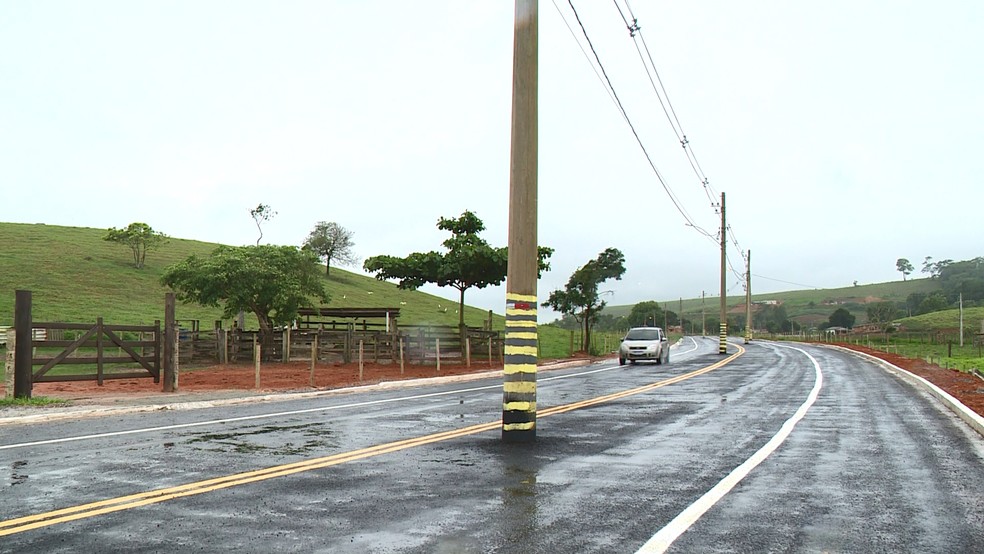 es Estrada é inaugurada com postes no meio da pista no Espírito Santo