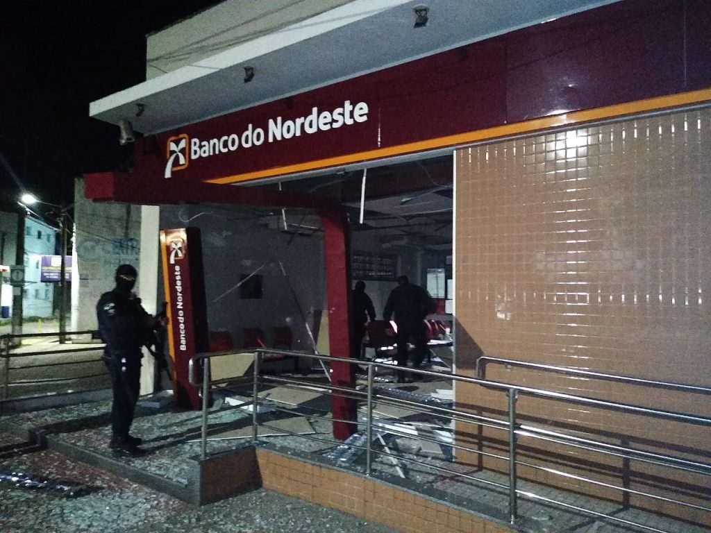 redes-1024x768 FOTOS: Bandidos explodem agência de banco durante a madrugada em São Gonçalo do Amarante