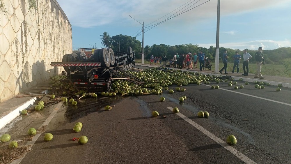 caminhao FOTOS: Caminhão carregado de coco cai de viaduto após bater em carreta na BR-101 no RN; veja o Estado de Saúde do Motorista