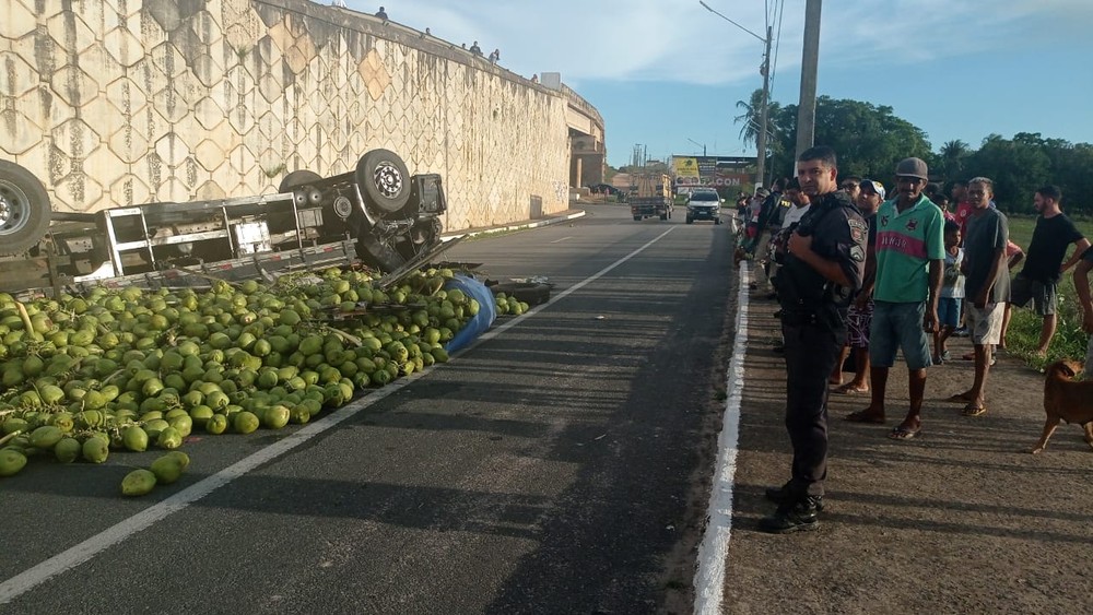 caminhao2 FOTOS: Caminhão carregado de coco cai de viaduto após bater em carreta na BR-101 no RN; veja o Estado de Saúde do Motorista