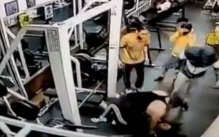 VÍDEO: Mulher morre esmagada em academia ao tentar levantar 180 kg